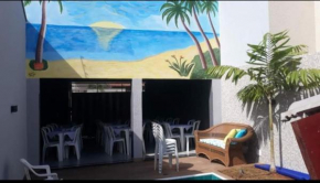 Casa mobiliada para periodo da tecnoshow 3 quartos sendo uma suíte sala copa cozinha área de lazer com piscina e bar molhado com churrasqueira 4 banheiros cozinha montada na área de lazer com 2 churra